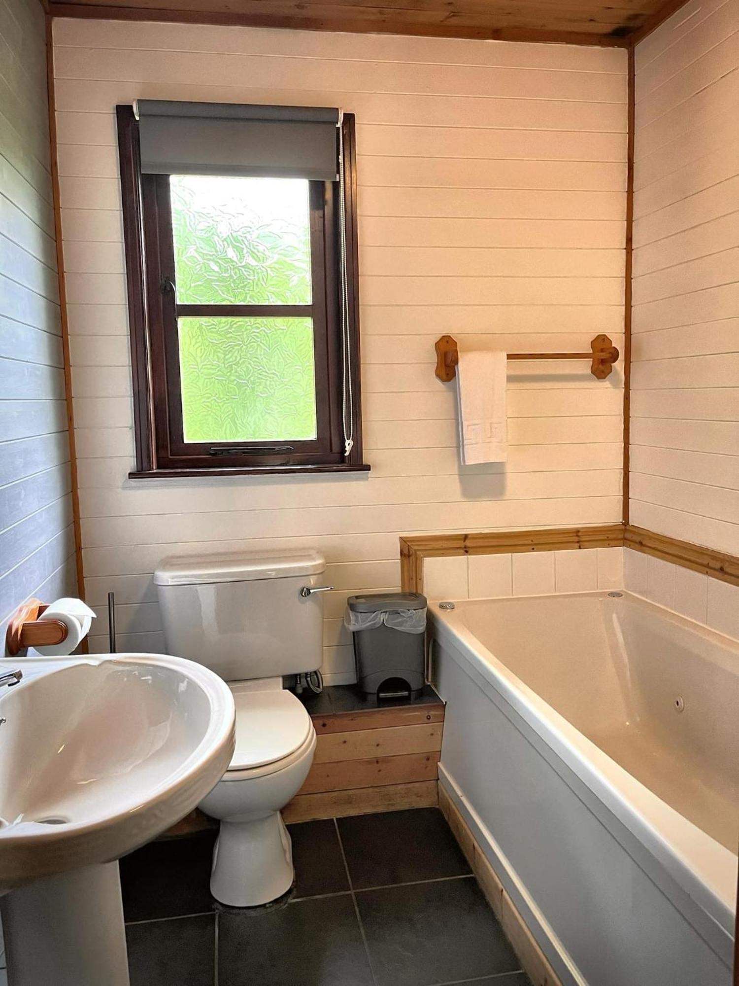 Goldcrest 3-Hot Tub-Woodland Lodges-Carmarthenshire-Tenby Ngoại thất bức ảnh